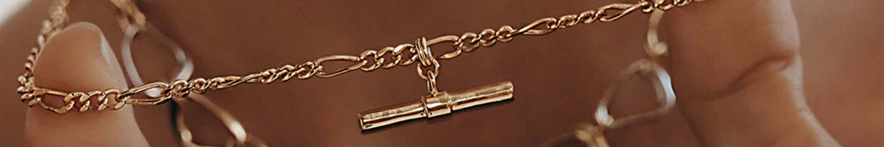 Kirstin Ash delicate gold bracelet with bar clasp, timeless Australian jewellery style and quality craftsmanship