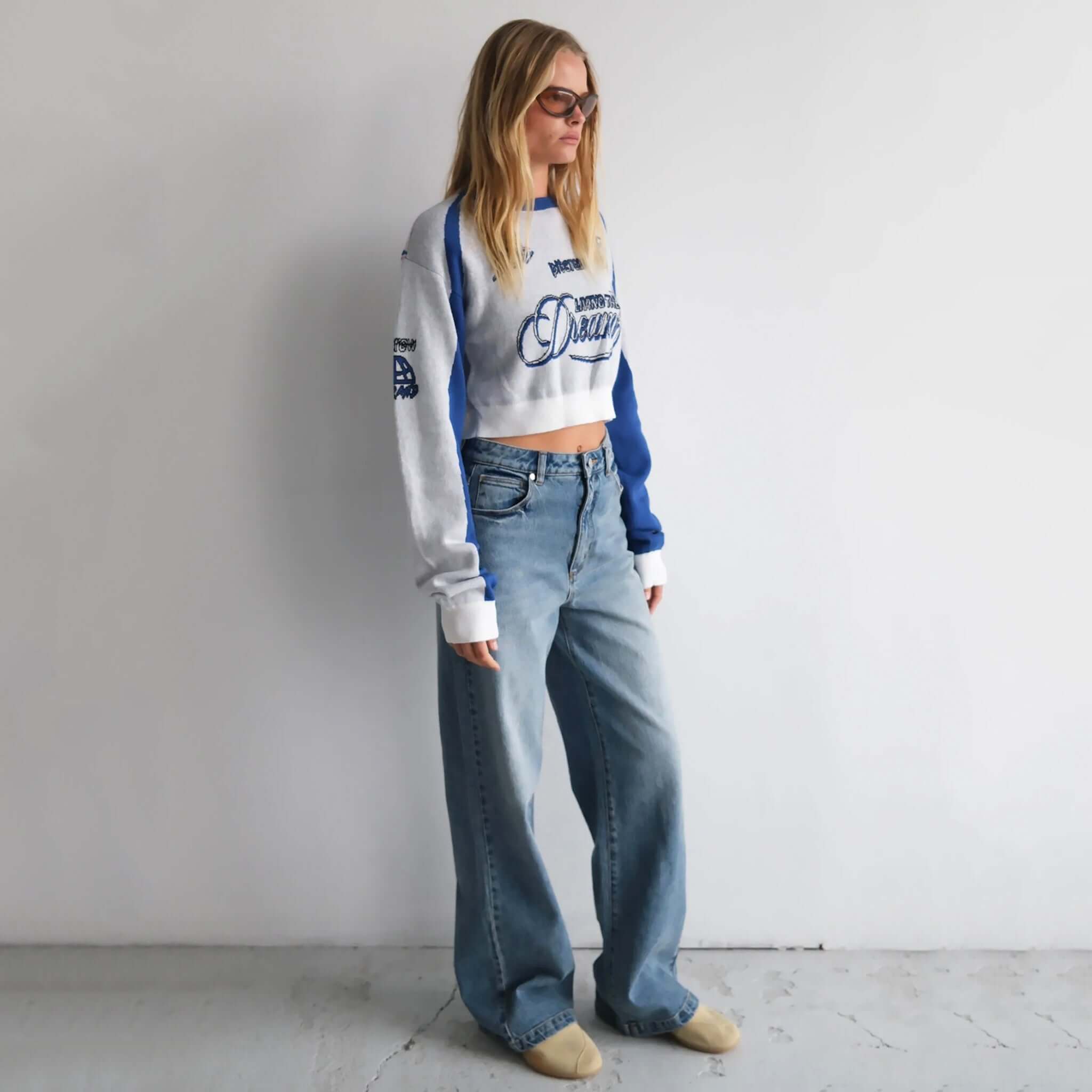 Woman wearing Abrand 94 High & Wide Jeans in Selena.