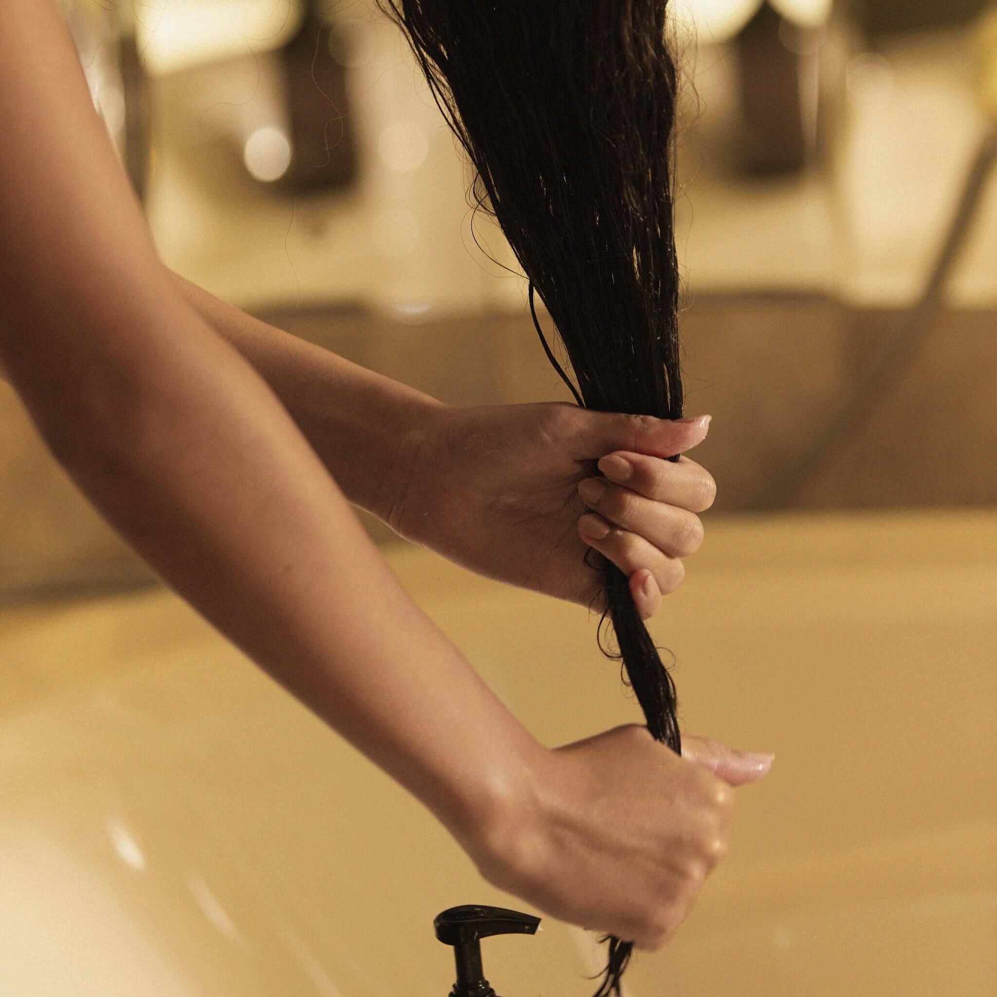 Alt Tag: Ashley & Co Wash Locks Hair Shampoo - Peppy & Lucent being used to cleanse and detangle wet hair in shower, balanced shampoo for all hair types