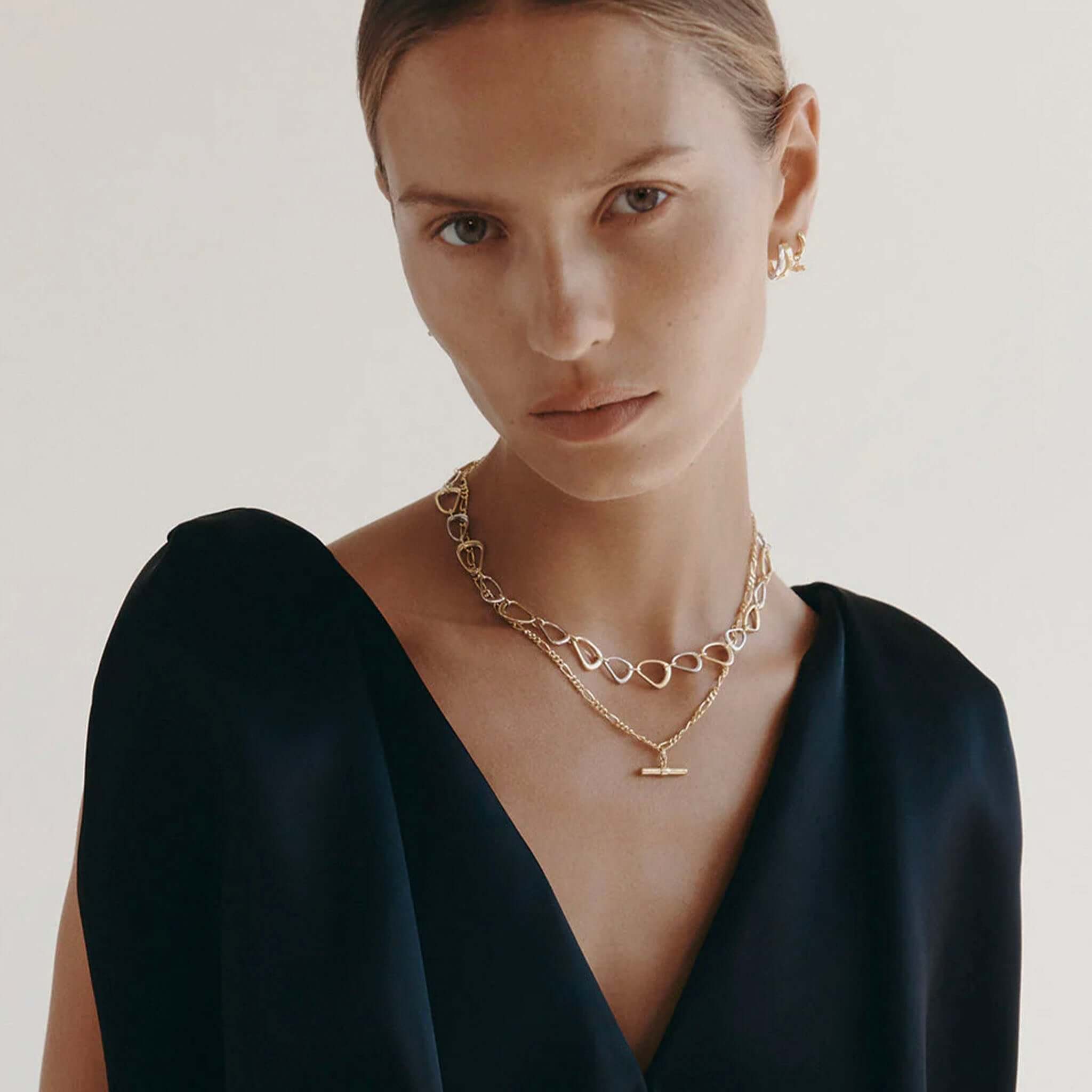 Kirstin Ash Within Motion Collection Rhythm T-Bar Necklace sterling silver Figaro chain necklace with sleek horizontal bar on model