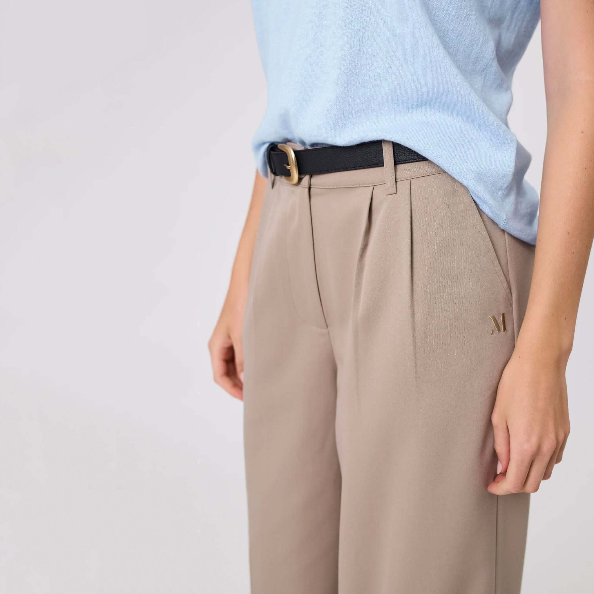 Marlow Mode Pants - Ecru wide-leg trousers with front pleats, side pockets and belt detail, styled with light blue top