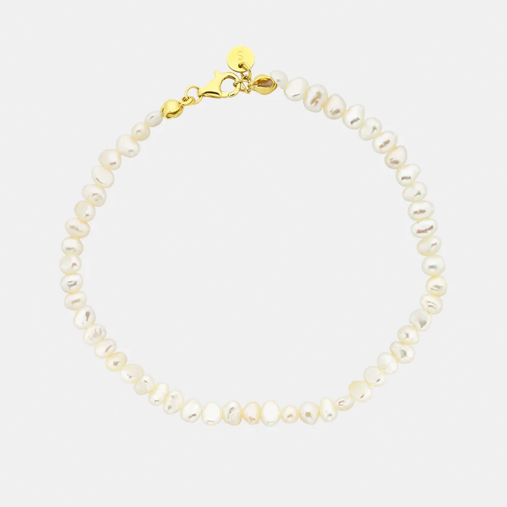 Sophie Pretty in Pearls Bracelet featuring delicate freshwater pearls and a gold-plated clasp.