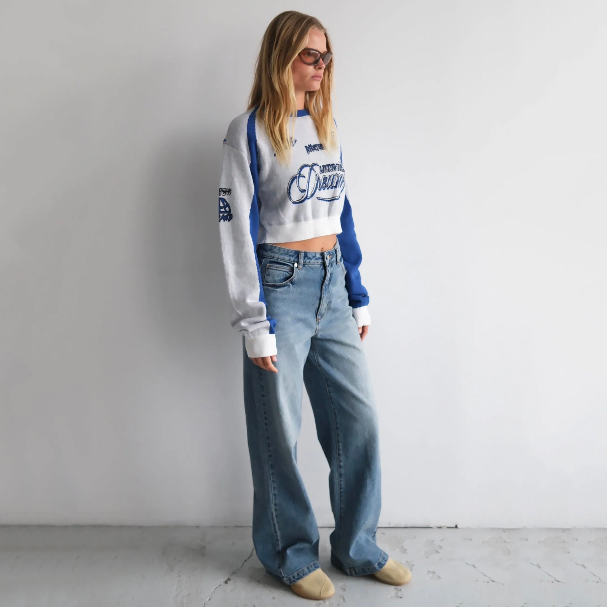 Woman wearing Abrand 94 High & Wide Jeans in Selena.