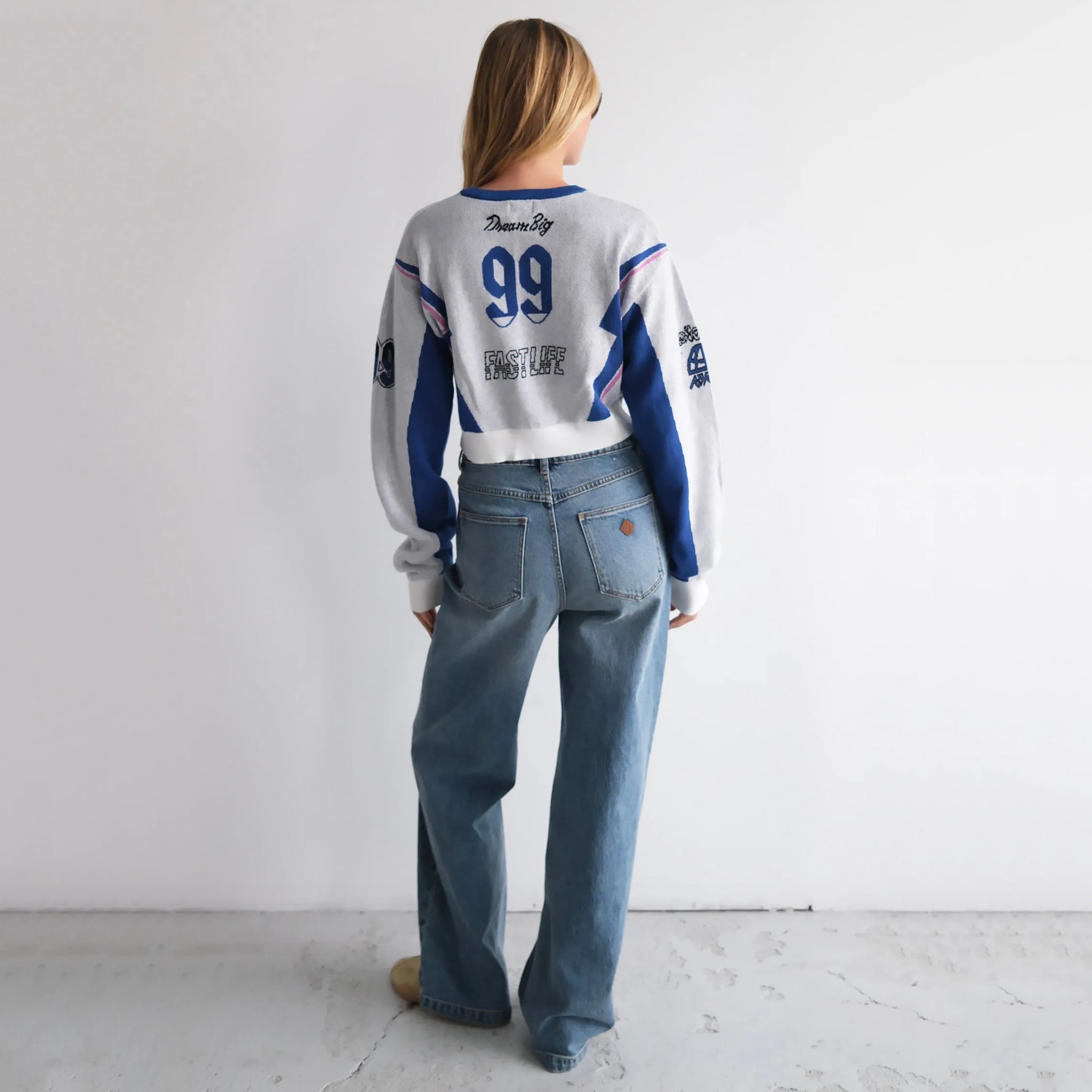 Woman wearing Abrand 94 High & Wide Jeans in Selena.