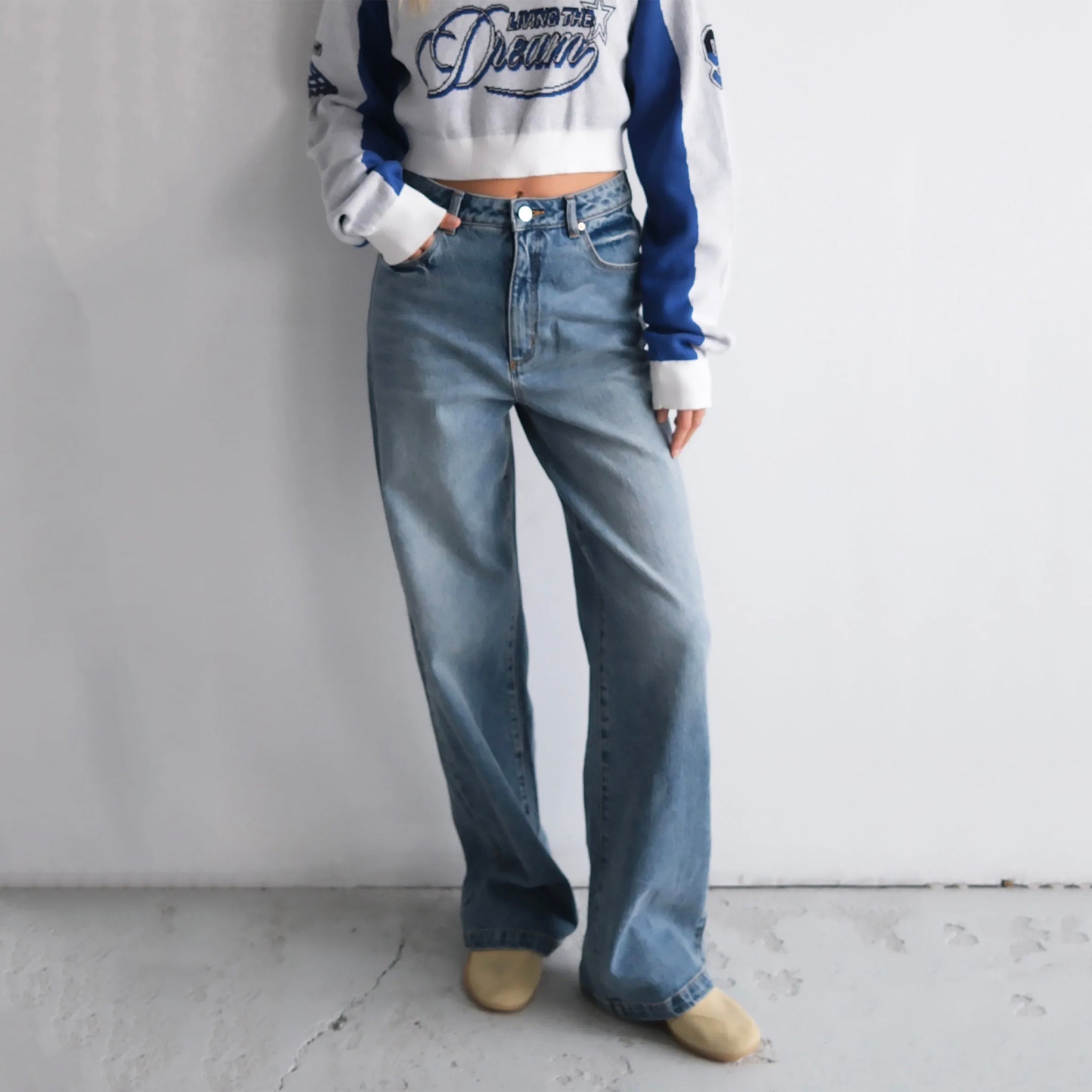 Woman wearing Abrand 94 High & Wide Jeans in Selena.