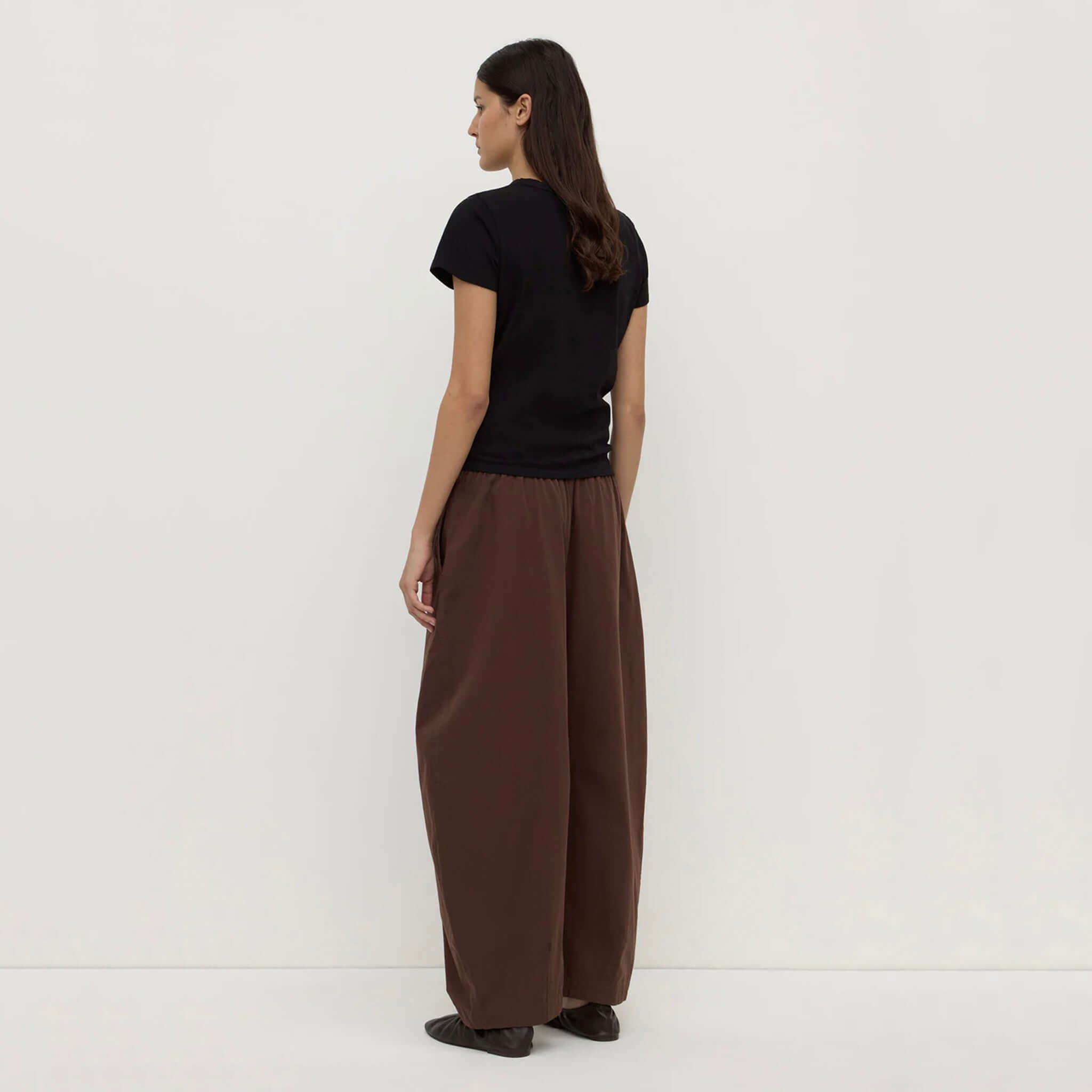 Assembly Label Lola Barrel Pants - Ganache worn by a model from the back, featuring a relaxed fit and elasticated waistband.