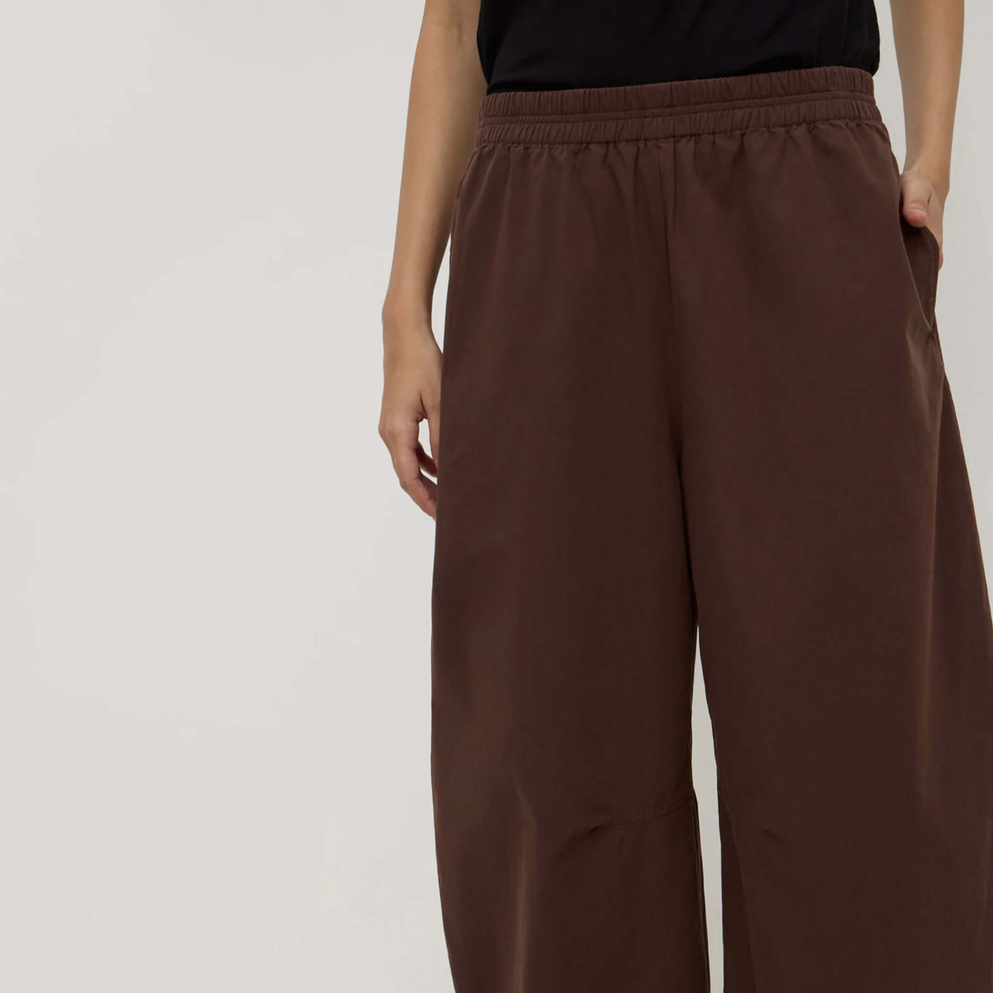 Assembly Label Lola Barrel Pants - Ganache showcasing a relaxed fit with an elasticated waistband.