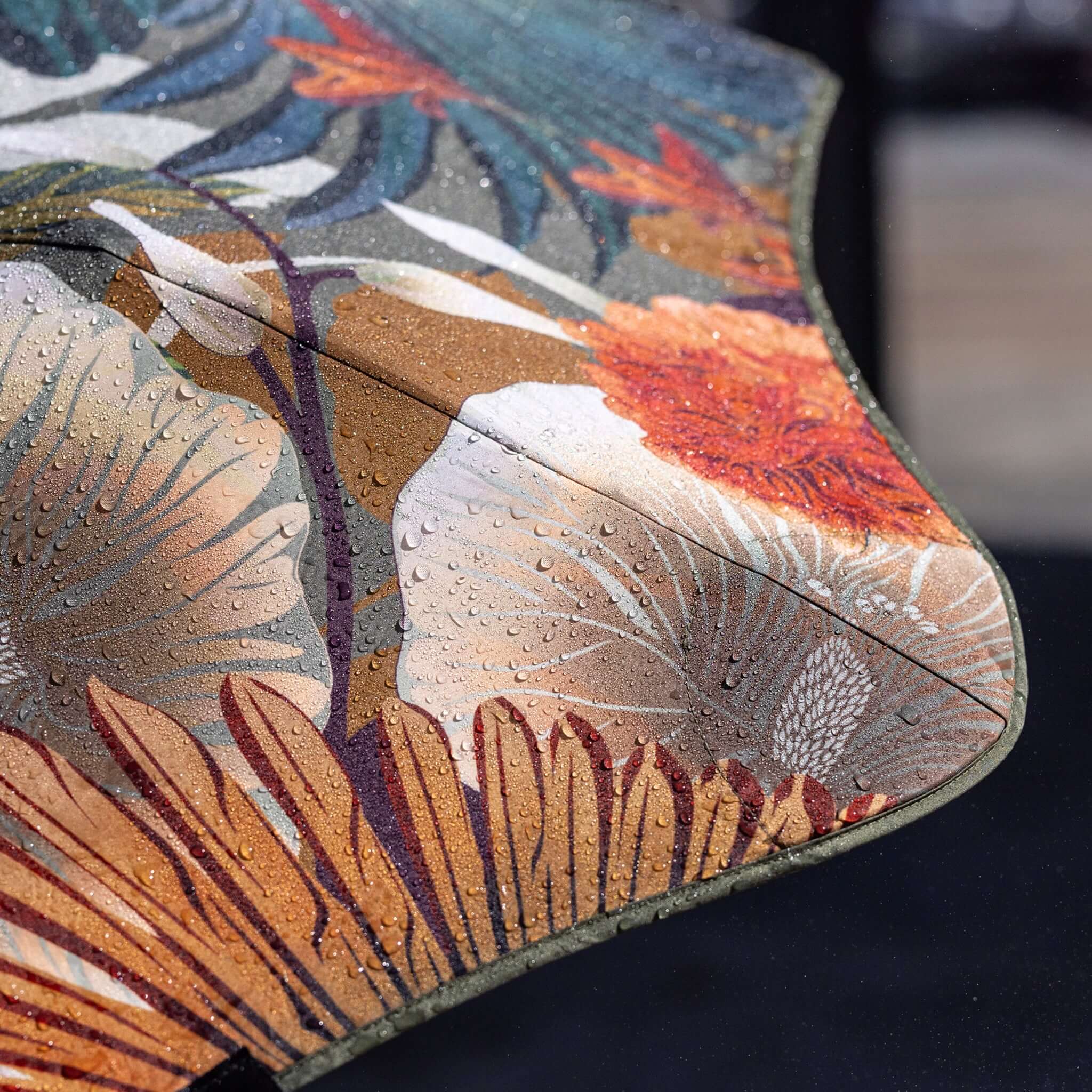 Blunt Metro Umbrella Flox 2026 Limited Edition showcasing vibrant native New Zealand flora with water droplets.