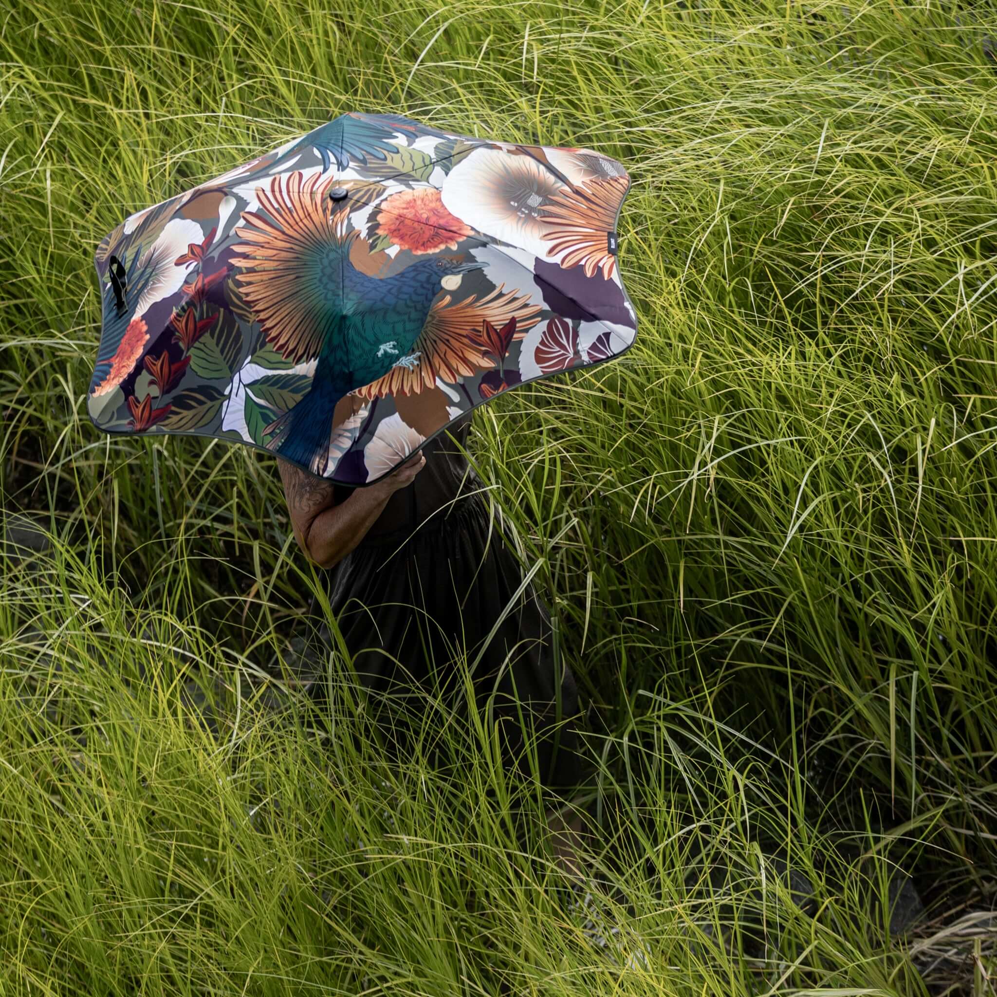 Blunt Metro Umbrella Flox 2026 Limited Edition displayed among lush green grass.