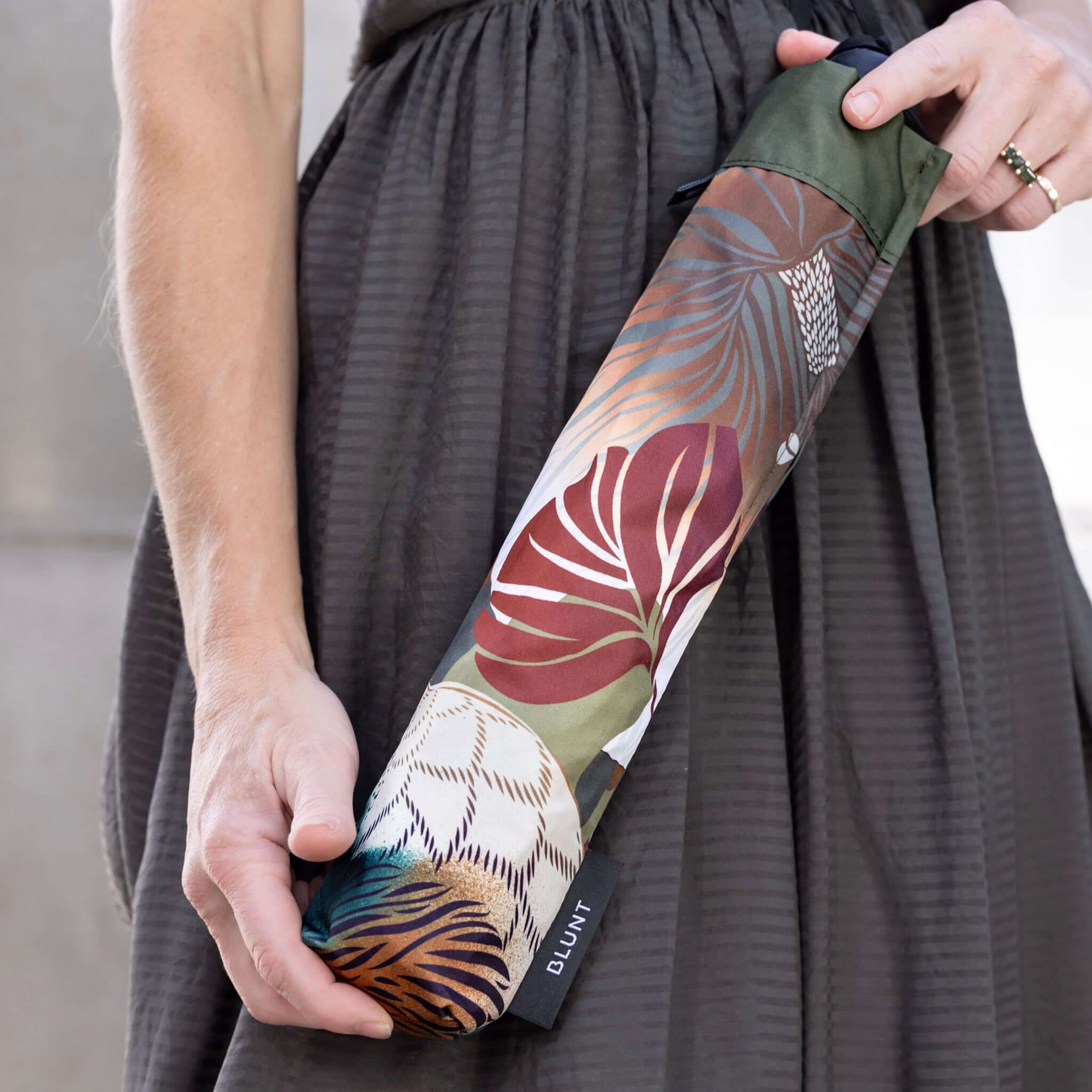 Blunt Metro Umbrella Flox 2026 Limited Edition in stylish carrying case, featuring vibrant native New Zealand flora design.