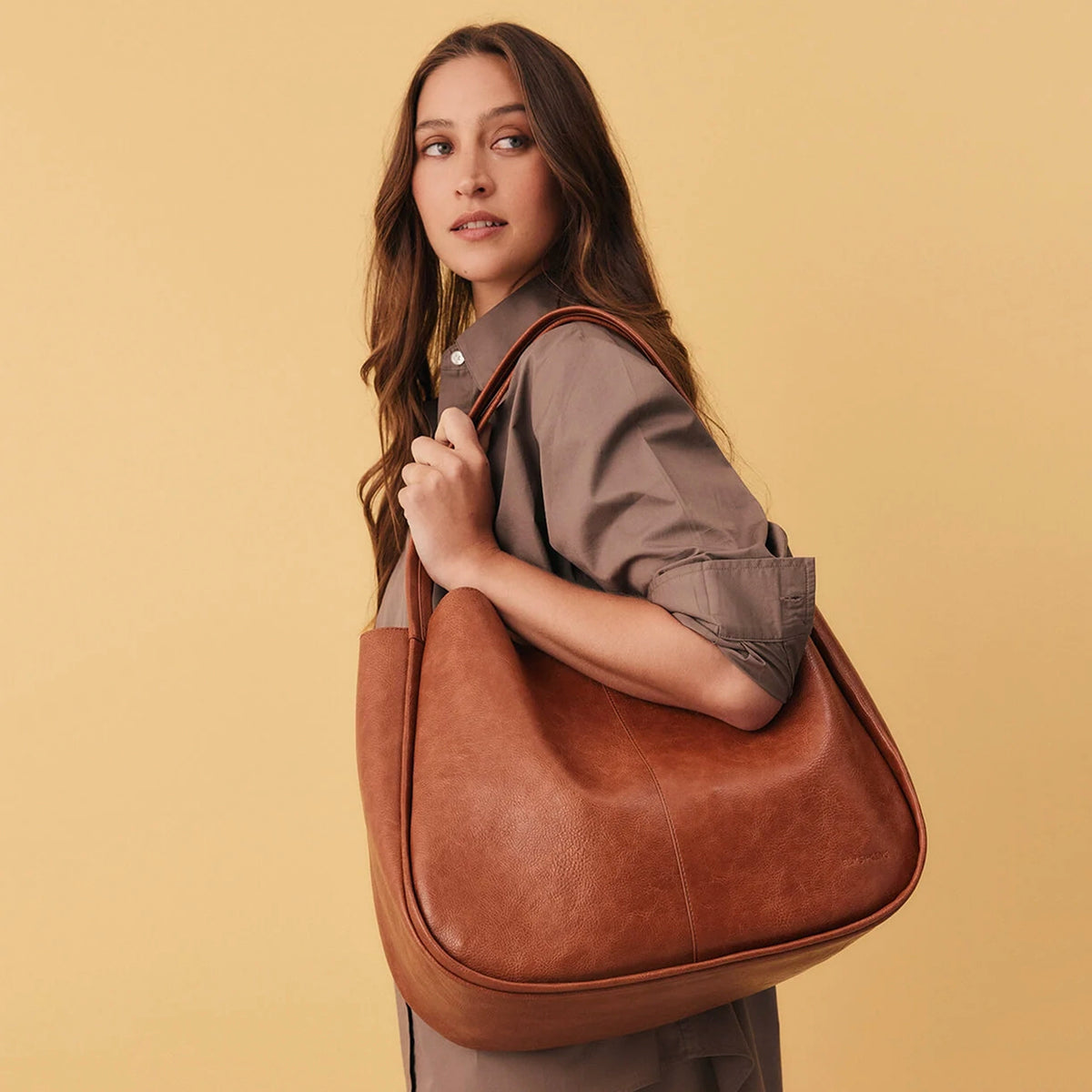 Elms+King Capri Tote - Tan Pebble