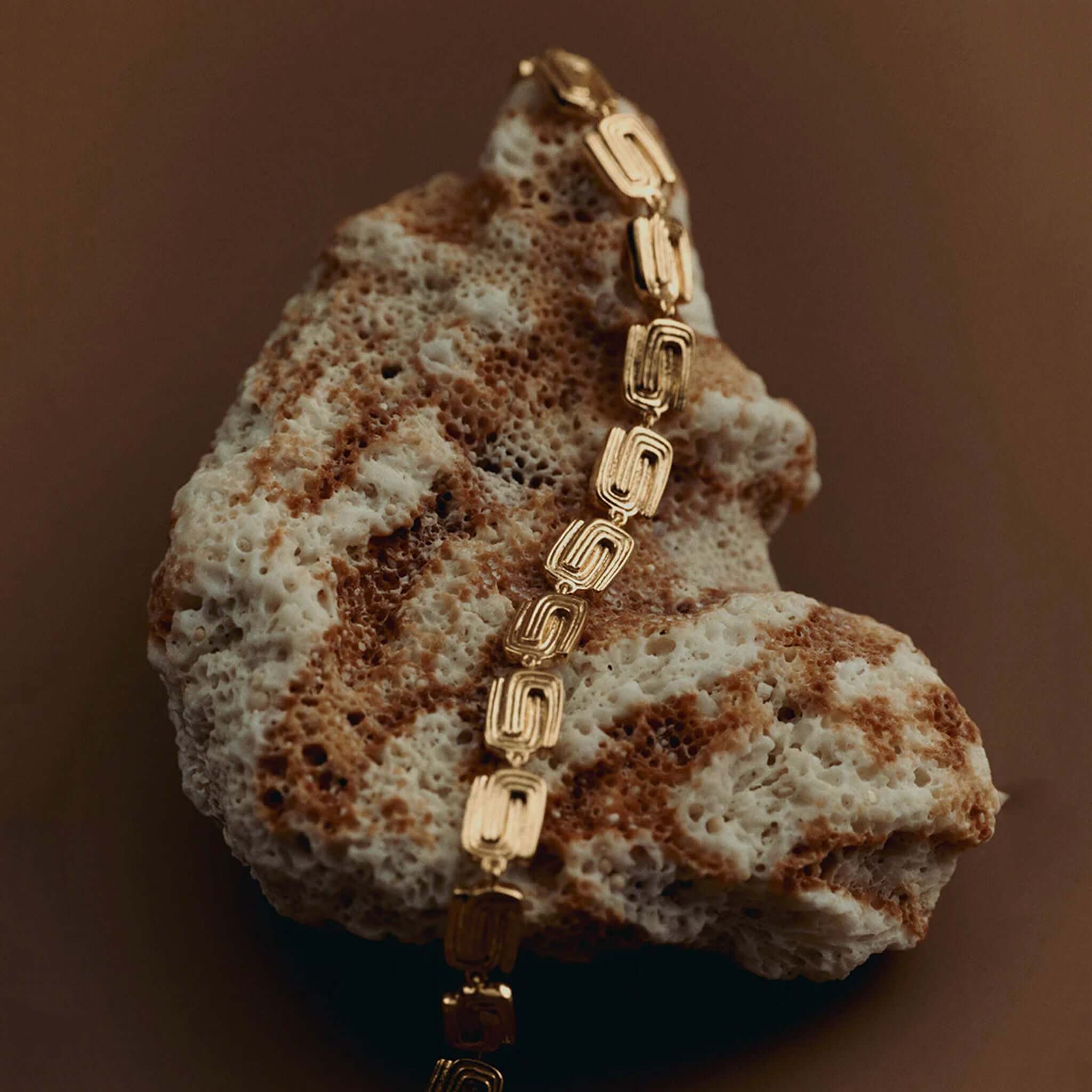 Alt Tag: Kirstin Ash Place Collection Mondo Bracelet in 18k gold vermeil with ripple-textured interlinked links, displayed on natural stone