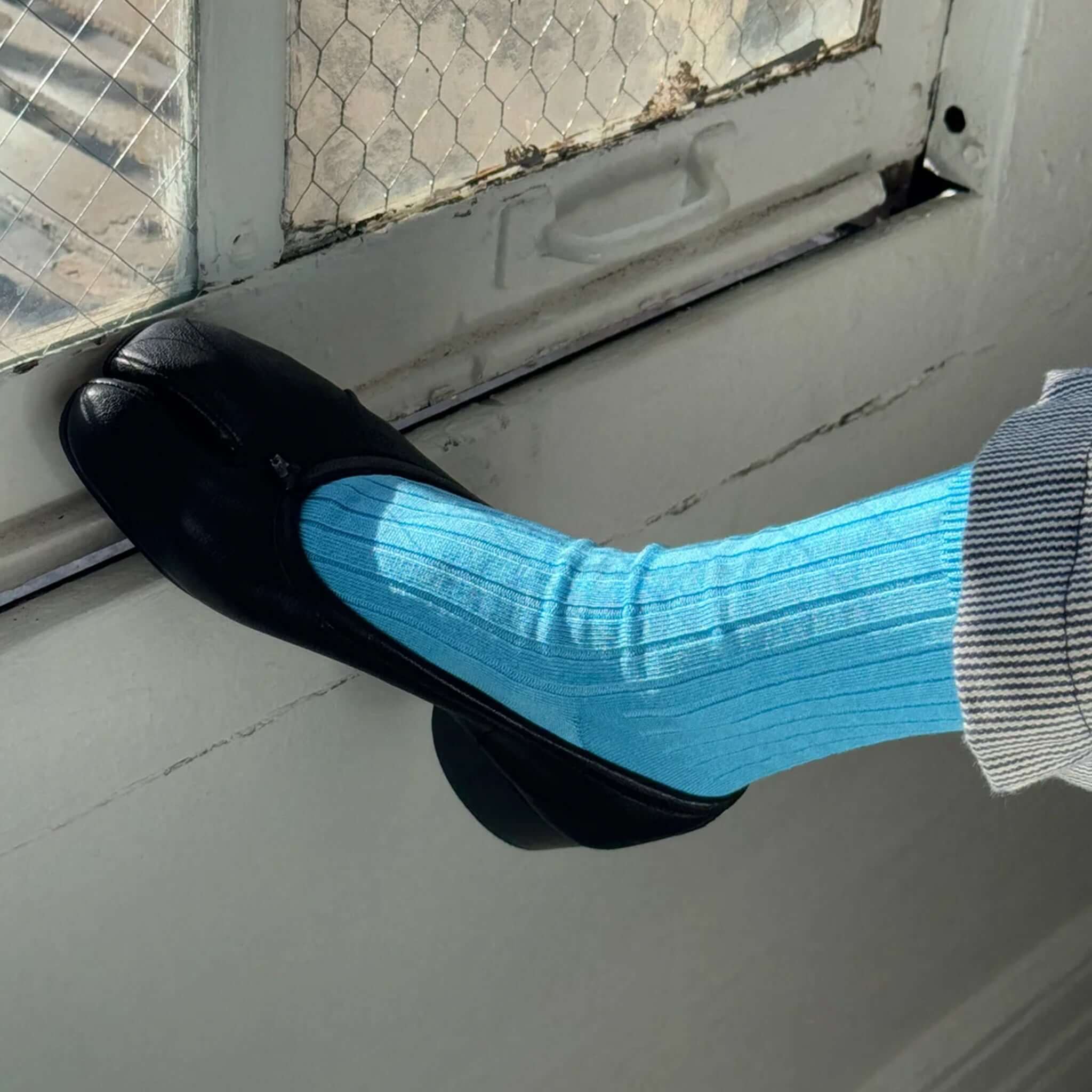 Le Bon Shoppe Her Cotton Socks - Blue Water worn with black shoes, showcasing the beautiful ribbed design and vibrant color.
