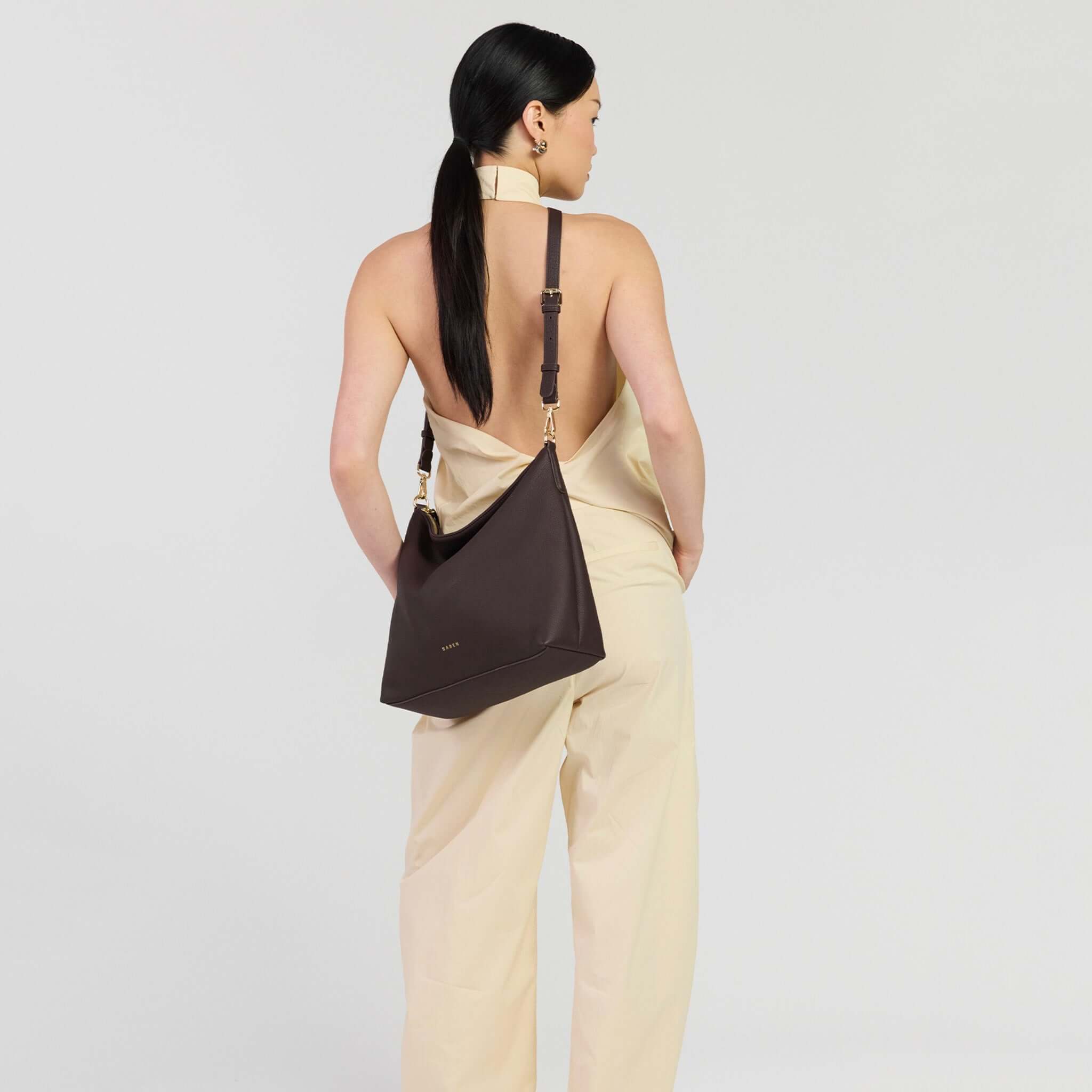 Model wearing Saben Miki Shoulder Bag - Cacao Luxe with a minimalistic outfit.