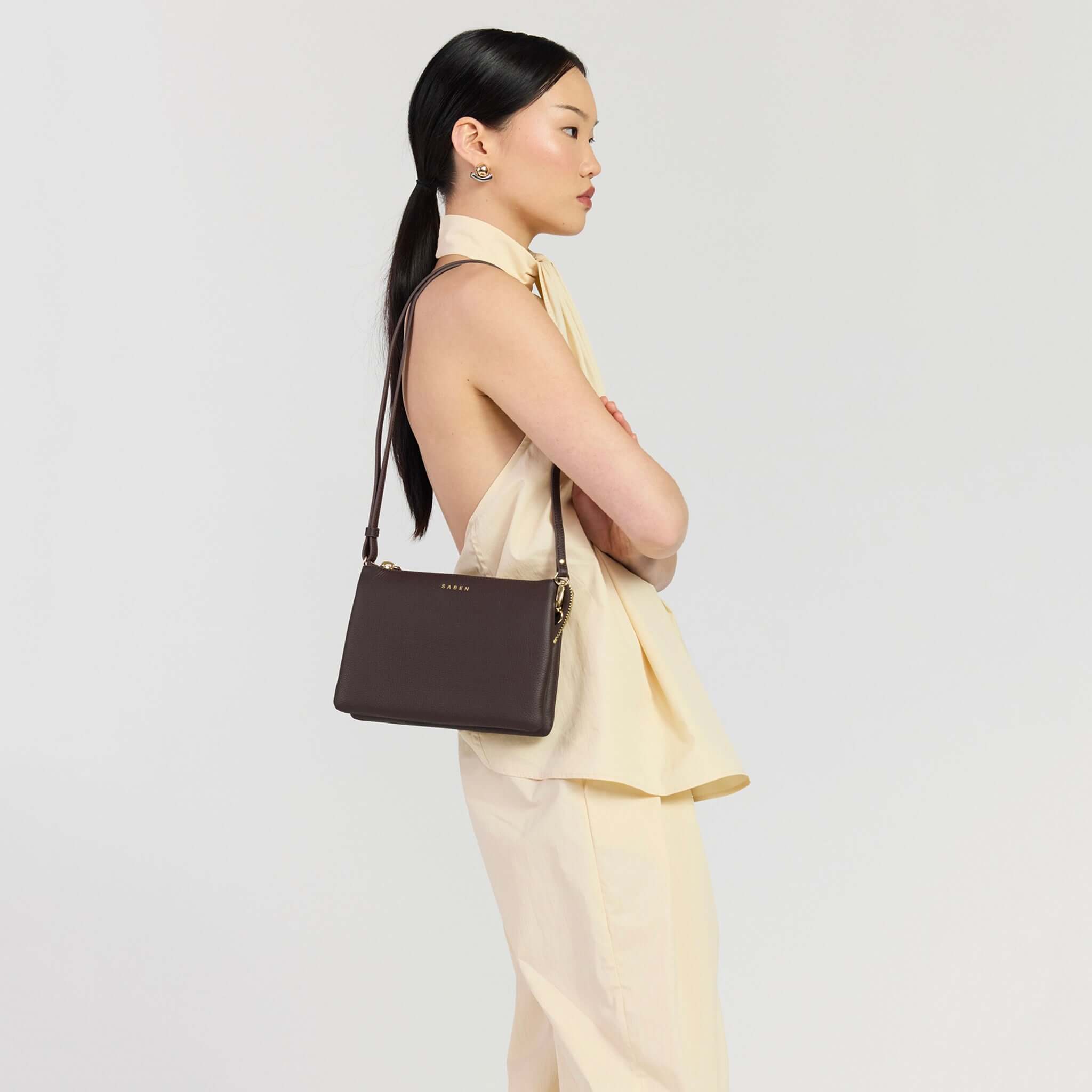 Model showcasing Saben Tilly's Big Sis Crossbody Bag - Cacao, a stylish and elegant leather bag.